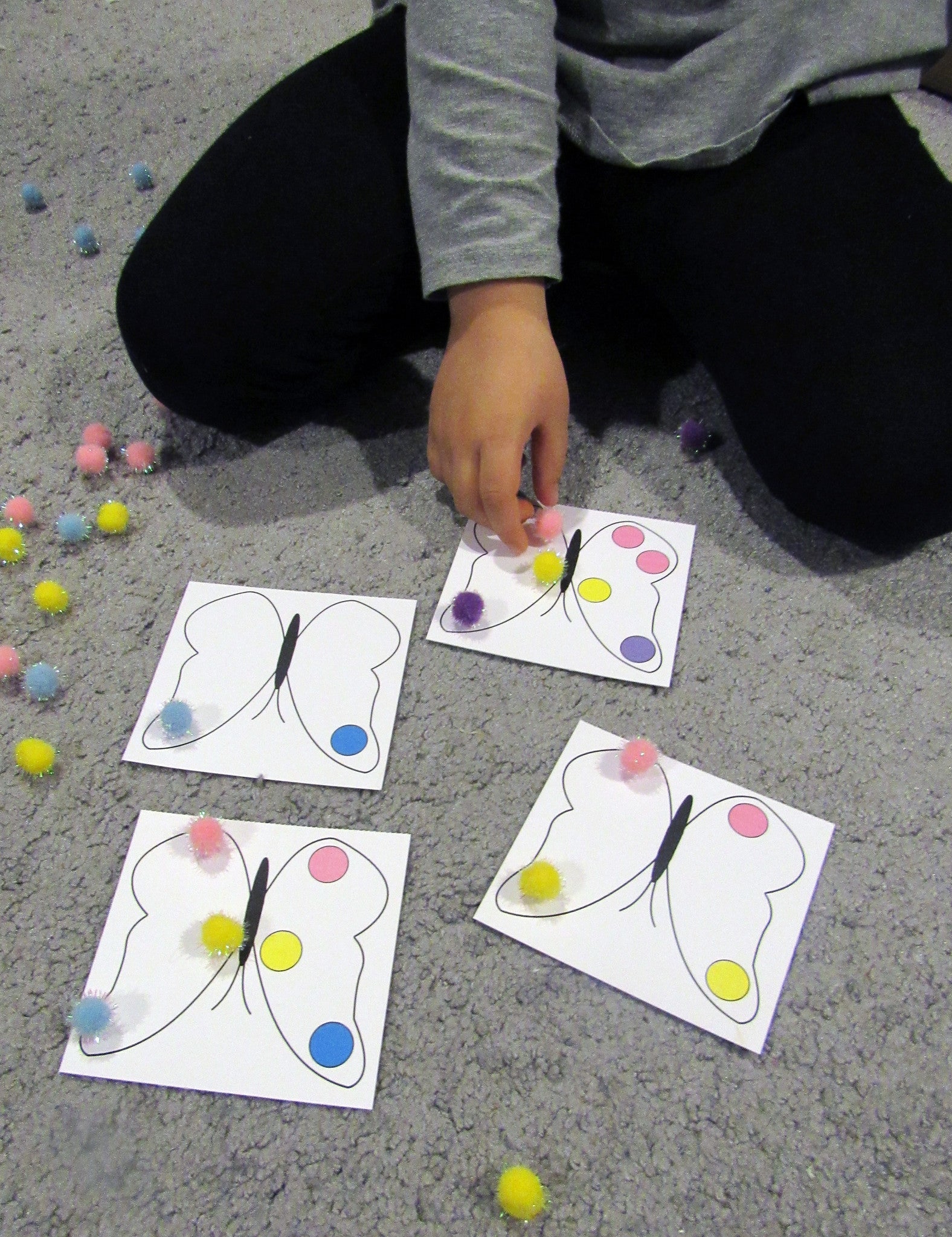 Butterfly symmetry game - Ivy Kids Educational Activity Kit featuring the book Gotta Go! Gotta Go! by Sam Swope and over 10 art, literacy, math, and science activities inspired by the story. Learn about monarch butterflies. Perfect kit for spring.